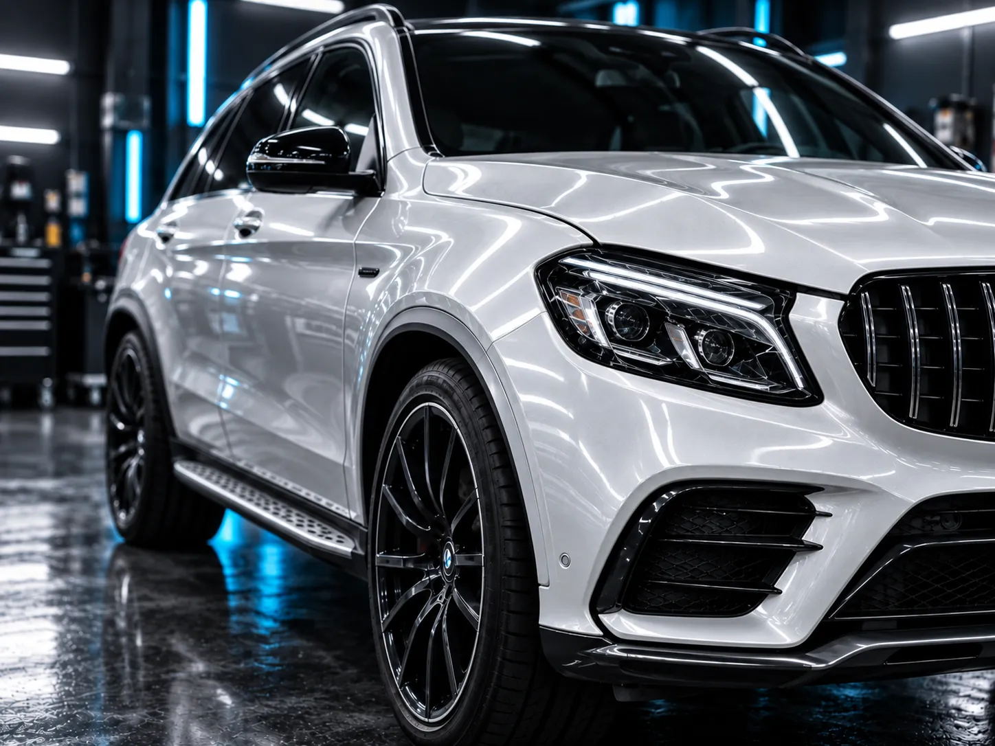 Nachher: instand gesetzte und lackierte Front desselben SUV